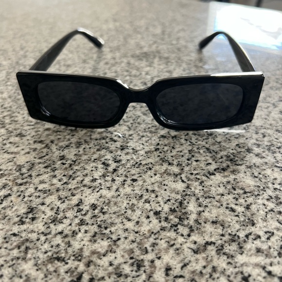 Black squared sunglasses - Picture 1 of 3
